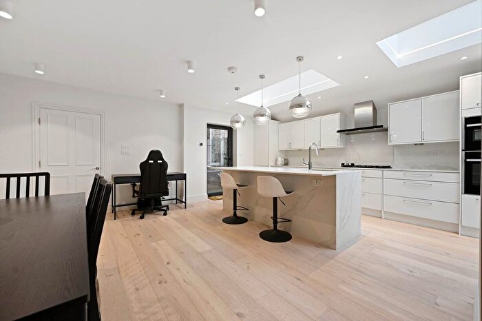 2 Bedroom Flat To Rent In Ormiston Grove, London, W12