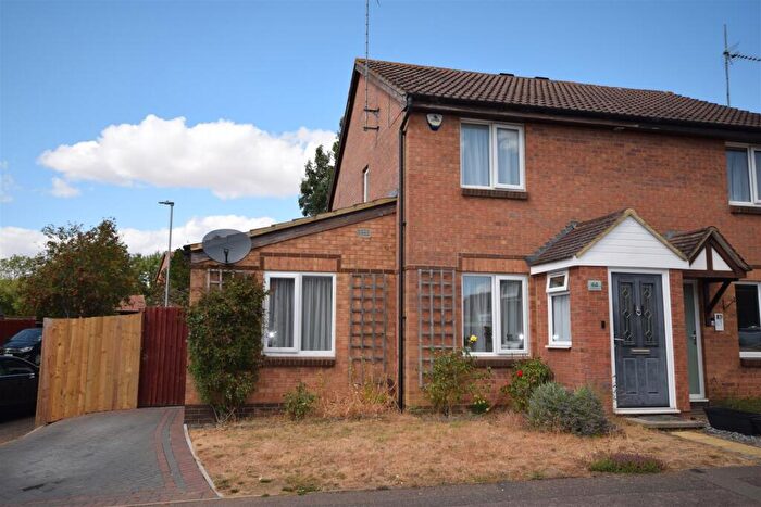 3 Bedroom Semi-Detached House For Sale In Yeoman Meadow, Northampton, NN4