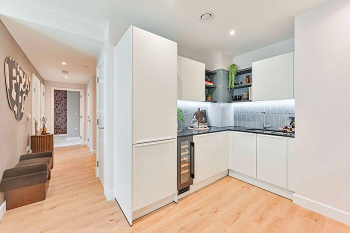 3 Bedroom Flat For Sale In Lombard Square, Plumstead, SE28