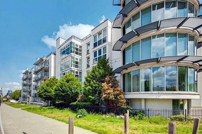 2 Bedroom Flat To Rent In Phoenix Way, London, SW18