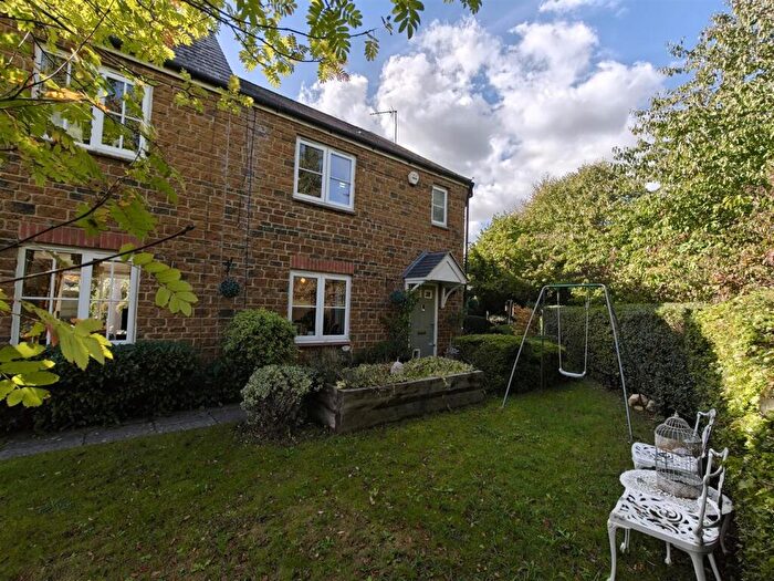 3 Bedroom End Of Terrace House For Sale In Lapsley Drive, Banbury, OX16
