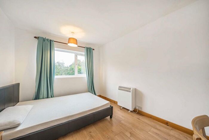 3 Bedroom Flat To Rent In Robin Hood Way, London, SW15