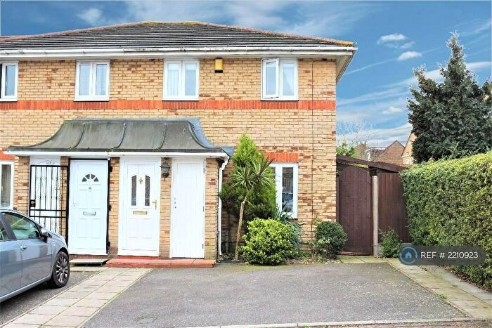 2 Bedroom End Of Terrace House To Rent In Lymington Close, London, E6