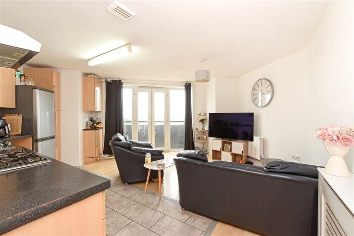 2 Bedroom Flat For Sale In Lumley Road, Horley, Surrey, RH6