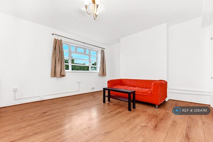 3 Bedroom Flat To Rent In Solent House, London, E1
