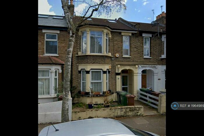 3 Bedroom Flat To Rent In Scotts Road, London, E10