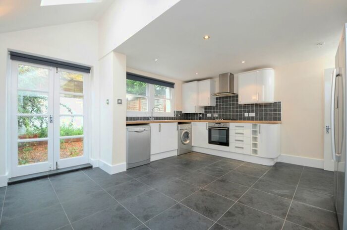 3 Bedroom Flat To Rent In Hannell Road, London, SW6