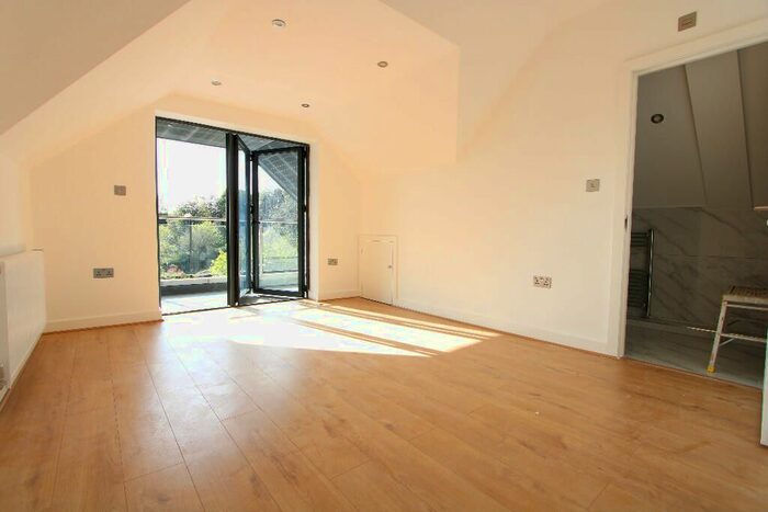 Studio To Rent In Jillien Rd, Coulsdon, CR5