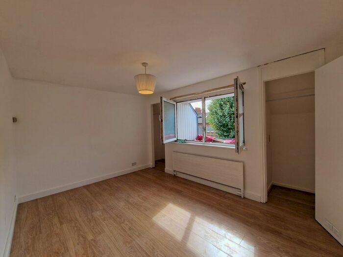 3 Bedroom Flat To Rent In Heather Walk, London, W10