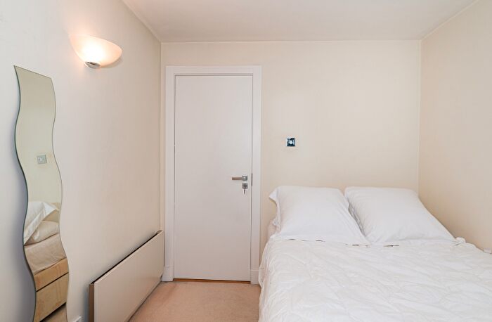 2 Bedroom Flat For Sale In Sanctuary Court, Reardon Path, London, E1W