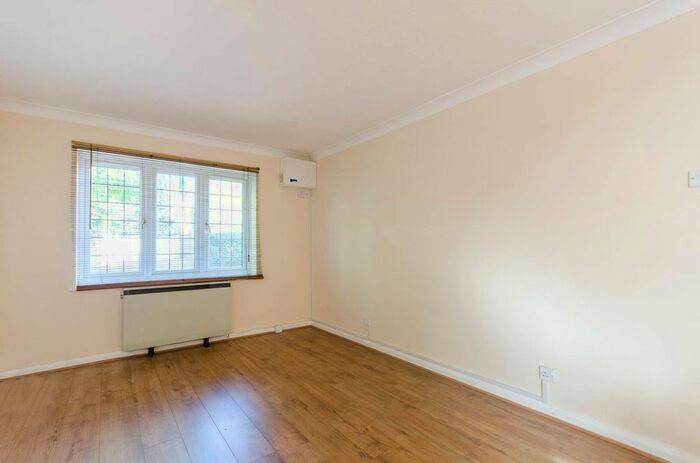 1 Bedroom Flat To Rent In Hook Road, Surbiton, KT6