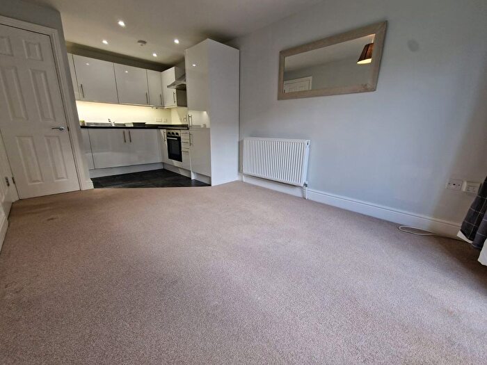 1 Bedroom Flat To Rent In Earls Court, Mulberry Close, Luton, Bedfordshire, LU1