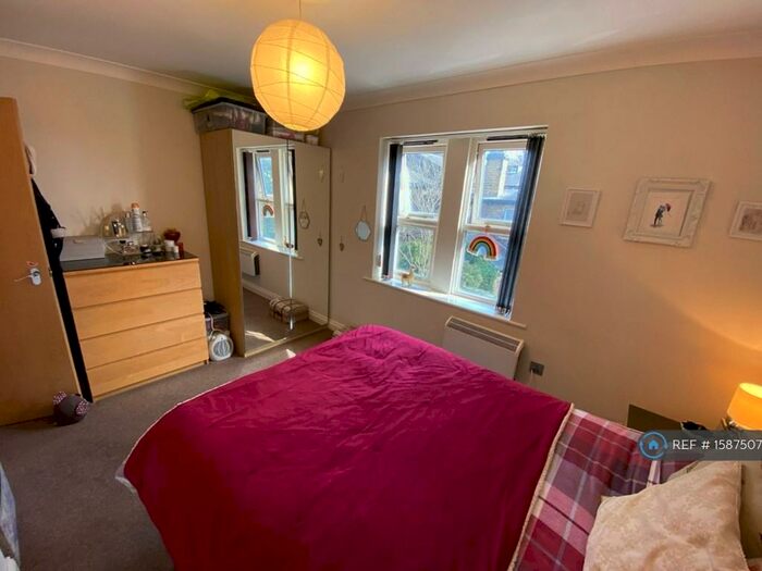 2 Bedroom Flat To Rent In Hillside House, Leeds, LS6