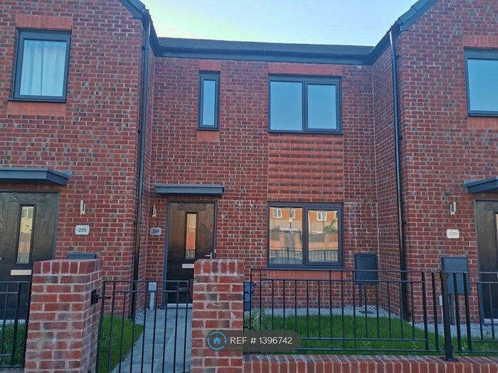 2 Bedroom Terraced House To Rent In Oldham Road, Manchester, M40