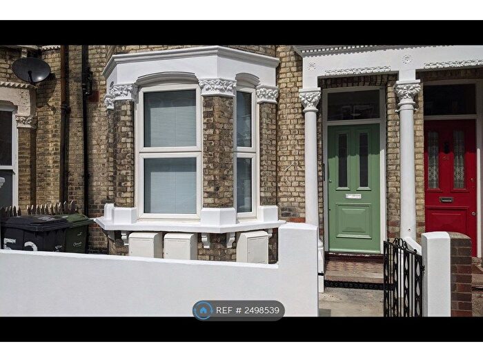 2 Bedroom Flat To Rent In Sandmere Road, London, SW4