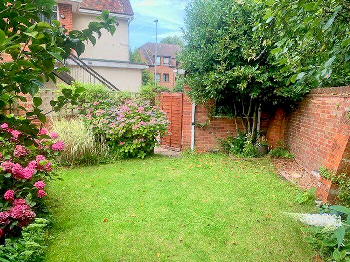 2 Bedroom Flat To Rent In Station Road, Wokingham, RG40