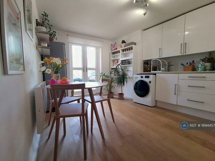 2 Bedroom Flat To Rent In Old Ford Road, London, E2