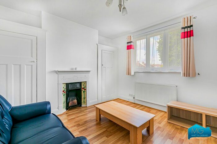 1 Bedroom Flat To Rent In Green Lanes, Winchmore Hill, London, N21