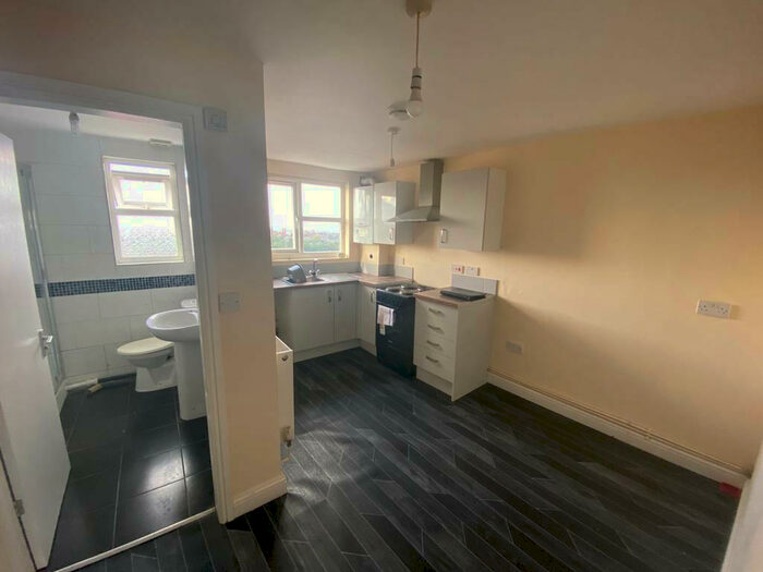 Flat To Rent In Flat, - Park Road, Oldham, Lancashire, OL8