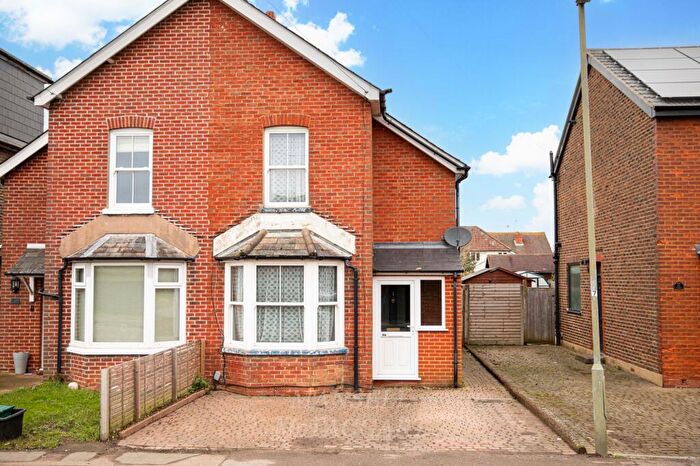 3 Bedroom Semi-Detached House For Sale In Lee Street, Horley, RH6