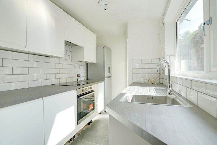 2 Bedroom End Of Terrace House To Rent In Hillside Grove, Southgate, N14