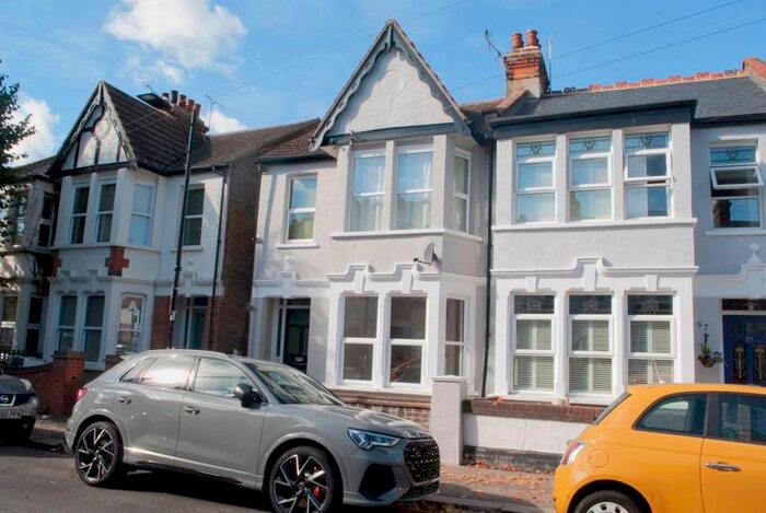 2 Bedroom Flat To Rent In Leighton Avenue, Leigh-On-Sea, SS9