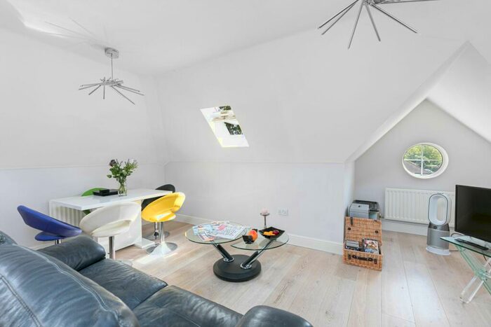 1 Bedroom Flat For Sale In Maddox Drive, Crawley, RH10