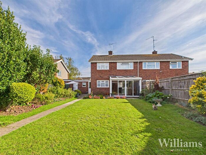 3 Bedroom Semi-Detached House For Sale In Malvern Road, Aylesbury, HP20