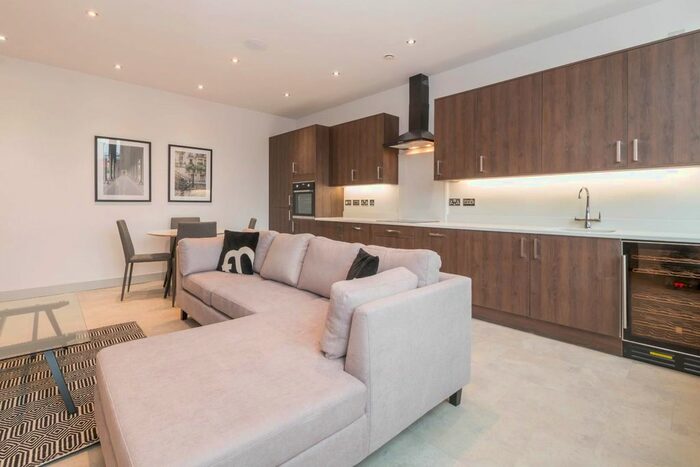 2 Bedroom Flat To Rent In St James' Court, Lionel Street, B3