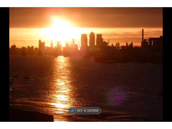 2 Bedroom Flat To Rent In Albert House, Woolwich, London, SE28