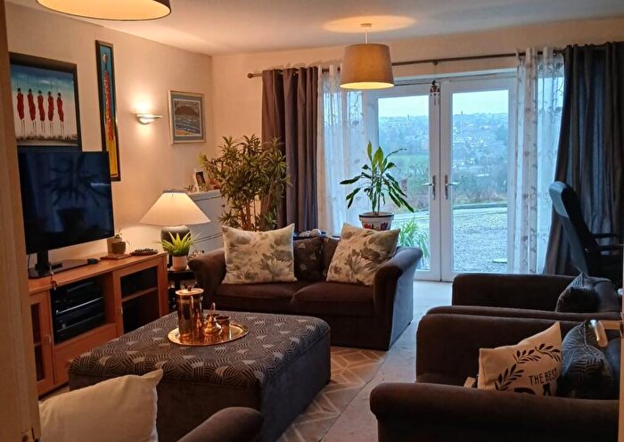 3 Bedroom Semi-Detached House To Rent In Vicarage Road, Huddersfield, West Yorkshire, HD3