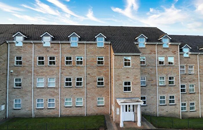 3 Bedroom Flat To Rent In Harrogate Road, Bradford, Yorkshire, BD10