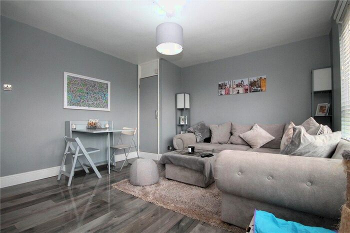 1 Bedroom Flat For Sale In Chetwode Road, Tadworth, Surrey, KT20
