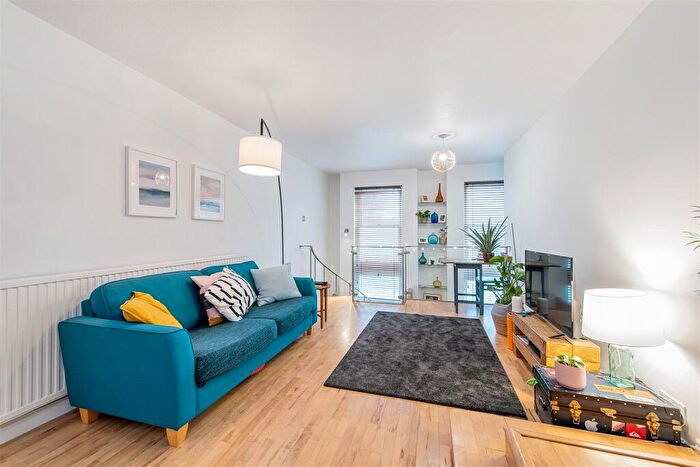 3 Bedroom Flat To Rent In Sheen Lane, East Sheen, SW14