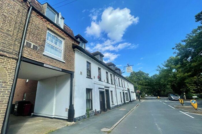 1 Bedroom Flat To Rent In Park Street - Colnbrook, SL3