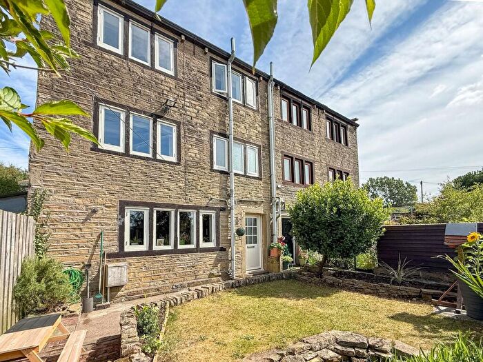 2 Bedroom Cottage For Sale In Gillroyd Lane, Linthwaite, Huddersfield, HD7