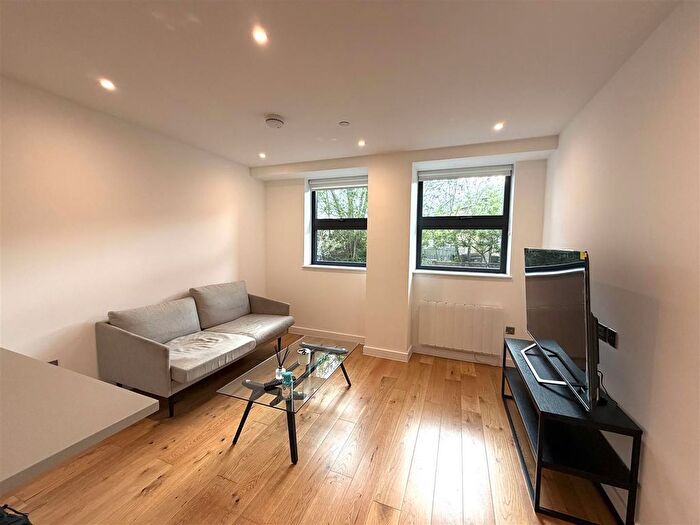 1 Bedroom Flat To Rent In Rockingham Road, Uxbridge, UB8