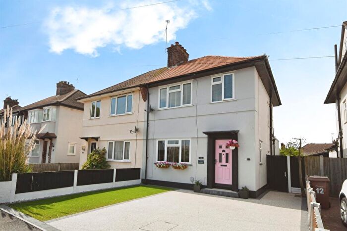 3 Bedroom Semi-Detached House For Sale In Pentland Avenue, Chelmsford, CM1