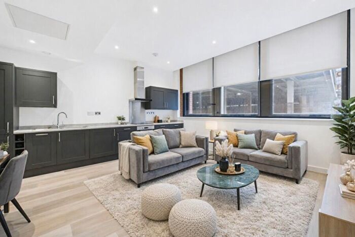 2 Bedroom Apartment To Rent In Flat :: Gramercy House, M1