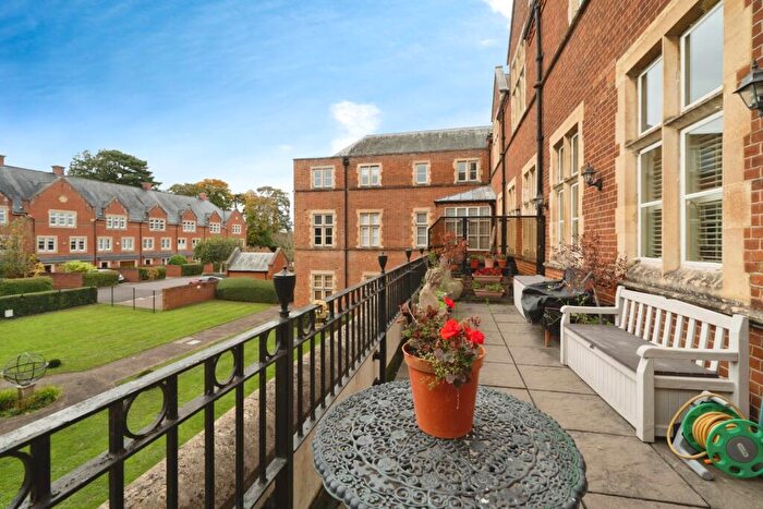 2 Bedroom Flat For Sale In Lavender Close, Leatherhead, Surrey, KT22