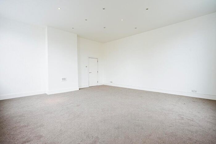 1 Bedroom Apartment To Rent In Chestnut Grove, London, SW12