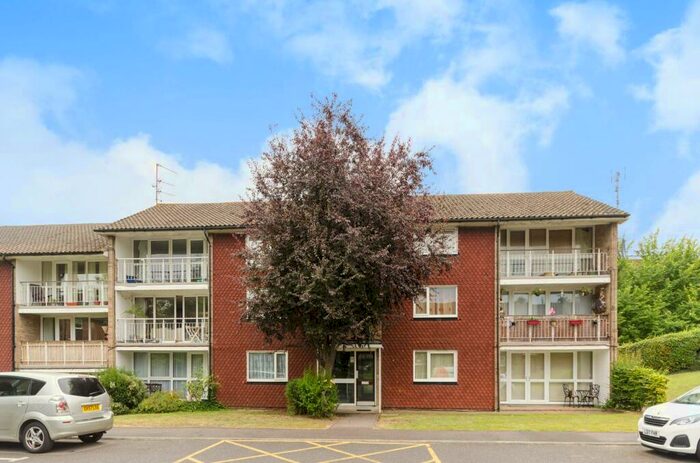 2 Bedroom Flat To Rent In Basinghall Gardens, Sutton, SM2