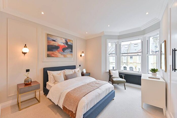 3 Bedroom Flat For Sale In Thirsk Road, Clapham Common North Side, London, SW11