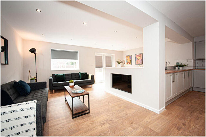 6 Bedroom House To Rent In Eltham Gardens, Leeds, LS6