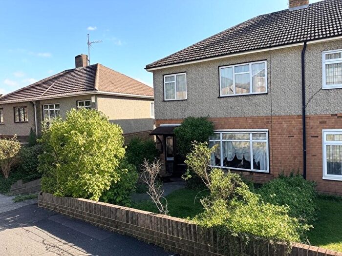 3 Bedroom Semi-Detached House For Sale In Ingle Road, Chatham, ME4