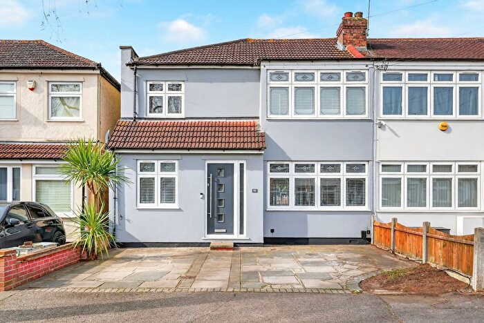 4 Bedroom End Terrace House For Sale In Chestnut Glen, Hornchurch, RM12