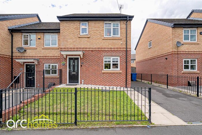 3 Bedroom Semi Detached House For Sale In Gibfield Park Avenue, Atherton, Manchester, M46