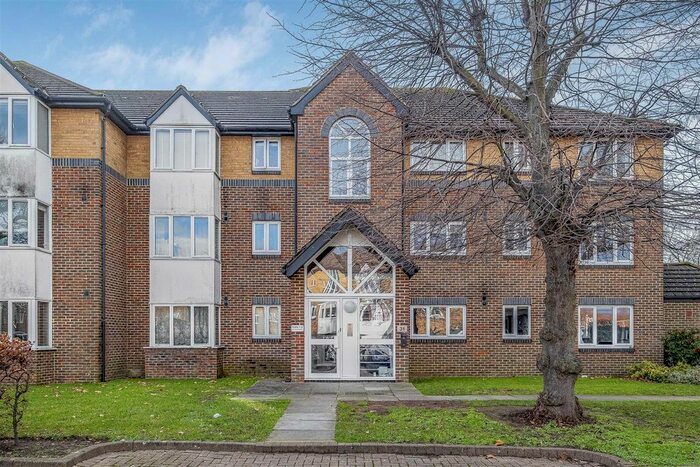 1 Bedroom Property To Rent In Cotswold Way, Worcester Park, KT4