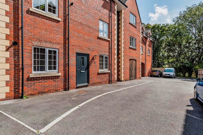 2 Bedroom Flat To Rent In West End Close, Chippenham, SN14