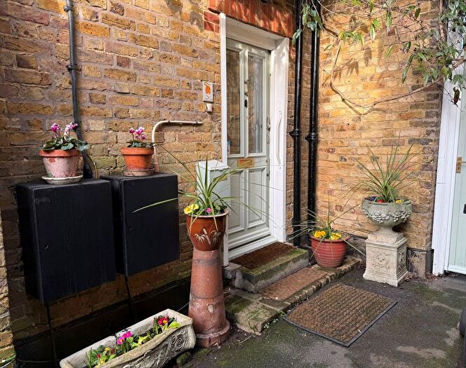 3 Bedroom Maisonette For Sale In Chester Road, Northwood, HA6